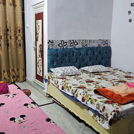 Aparna Niwas Home Stay Family Friendly พาราณสี ภายนอก รูปภาพ