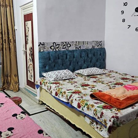 Aparna Niwas Home Stay Family Friendly พาราณสี ภายนอก รูปภาพ