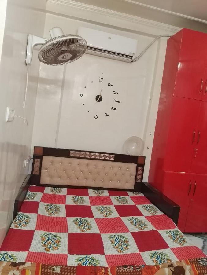 Aparna Niwas Home Stay Family Friendly พาราณสี ภายนอก รูปภาพ