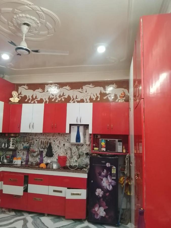 Aparna Niwas Home Stay Family Friendly พาราณสี ภายนอก รูปภาพ
