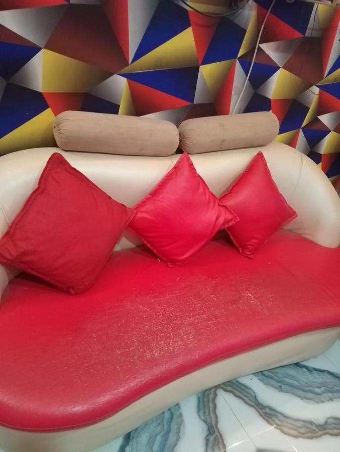Aparna Niwas Home Stay Family Friendly พาราณสี ภายนอก รูปภาพ