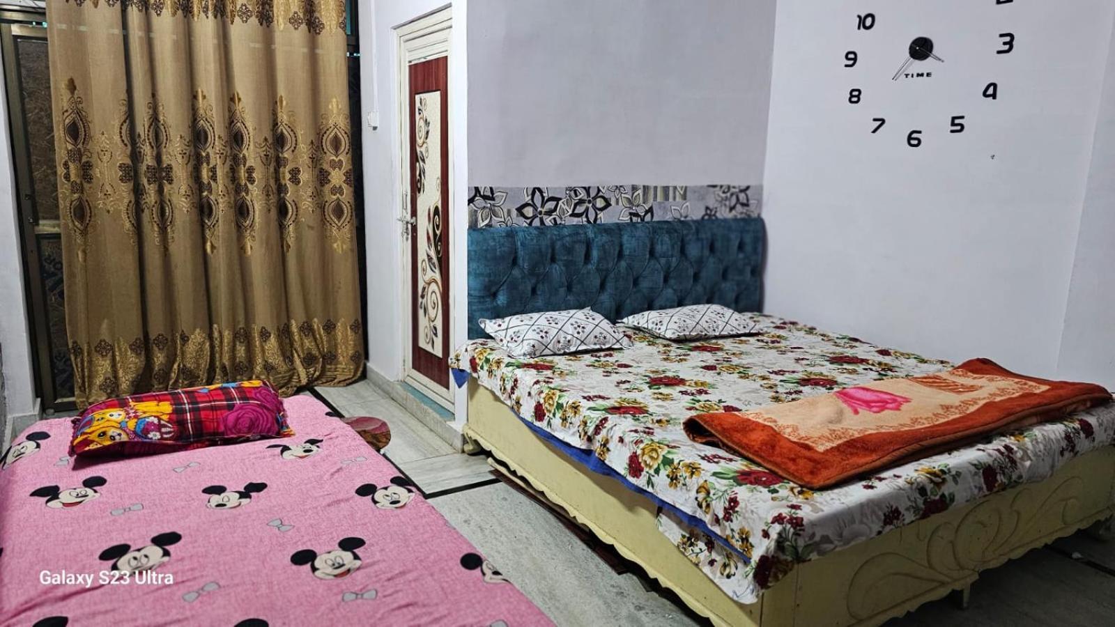 Aparna Niwas Home Stay Family Friendly พาราณสี ภายนอก รูปภาพ