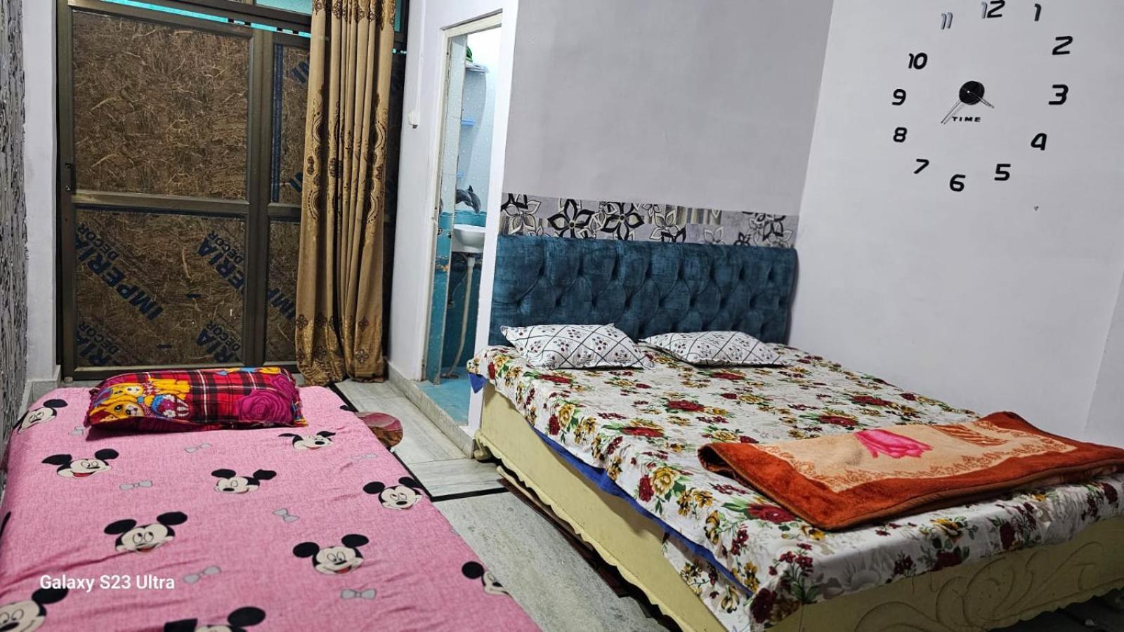 Aparna Niwas Home Stay Family Friendly พาราณสี ภายนอก รูปภาพ